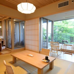 Chambre en tatami avec table basse et chaises près de la fenêtre
