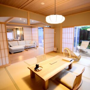 Chambre de style tatami avec table basse et coin salon avec canapé
