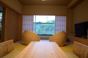 Coin tatami avec table basse et fenêtre