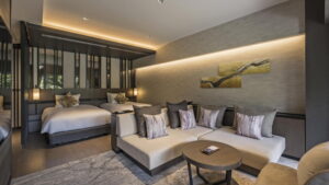 Chambre avec coin salon doté d’un canapé et lits