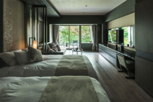 Lits jumeaux dans une chambre avec sièges sur le balcon