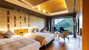 Lits jumeaux dans une chambre avec vue sur la montagne