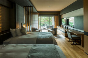 Lits jumeaux dans une chambre de ryokan moderne