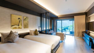 Lits jumeaux dans une chambre d’hôtes moderne de ryokan
