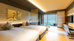 Lits jumeaux dans une chambre de ryokan moderne