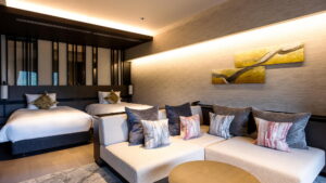 Deux lits et un canapé dans une chambre