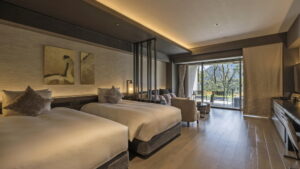 Deux lits dans une chambre moderne de ryokan