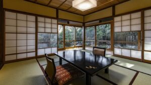 Habitación de tatami con mesa baja y sillas de suelo