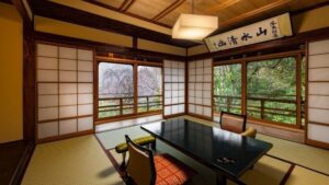 Habitación de tatami con mesa baja y sillas de suelo