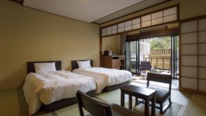 Camas individuales en una habitación con tatami