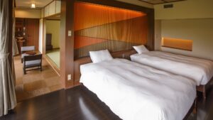 Dos camas individuales en una habitación de estilo japonés