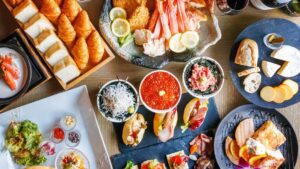 Surtido de platos de desayuno y mariscos sobre una mesa de comedor