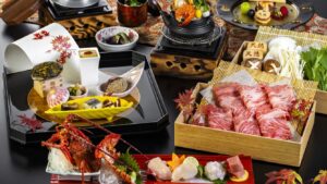 Platos variados y carne en rodajas sobre bandejas