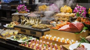 Bufé con pescado a la parrilla, sashimi y flores