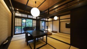 Habitación de tatami con mesa baja y cojines de suelo