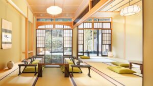 Habitación de tatami con mesas bajas y cojines de suelo