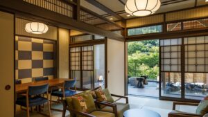 Habitación de tatami con sofá, mesa de comedor y terraza abierta
