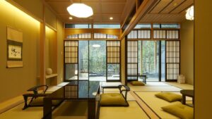 Zona de estar de tatami con mesa baja junto a la ventana