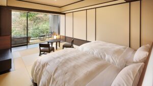 Camas individuales en una habitación de tatami con asientos en el balcón