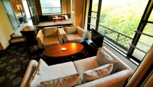 Coin salon avec canapé près des grandes fenêtres dans la chambre