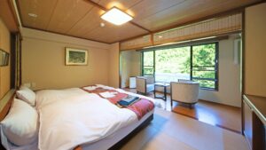 Lits jumeaux à côté des places près de la fenêtre dans une chambre en tatami