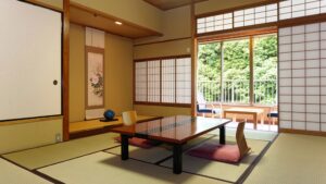 ローテーブルとバルコニーチェアのある畳の客室