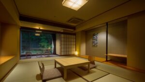 窓際にローテーブルと椅子がある畳の部屋