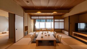 ローテーブルと座椅子のある畳の客室