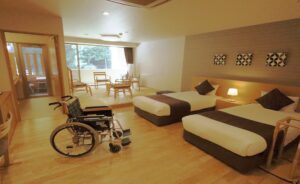 車椅子のあるバリアフリー客室のツインベッド