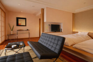 Chambre avec lit bas et canapé noir