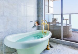 Baignoire à côté d’un espace de bain en plein air privé