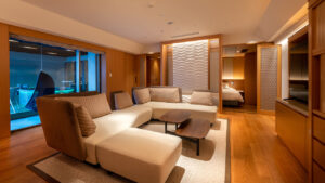 Espace de vie avec canapé, tables et chambre au fond