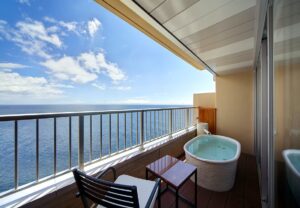 Bain de balcon en plein air avec vue sur l’océan