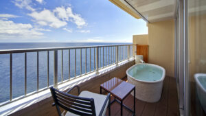 Bain sur balcon privé avec vue sur l’océan