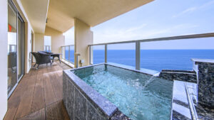 Bain sur balcon privé avec vue sur l’océan