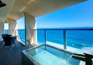 Bain sur balcon privé avec vue sur l’océan