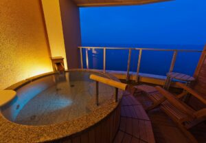 Bain en plein air privé sur un balcon face à la mer