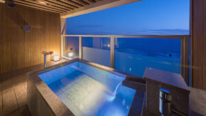 Bain en plein air privé sur le balcon avec vue sur l’océan