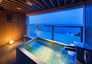 Bain en plein air privatif avec vue sur l’océan au crépuscule