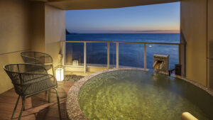 Bain en plein air privé avec vue sur la mer au crépuscule