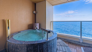 Bain rond privé sur le balcon avec vue sur l’océan