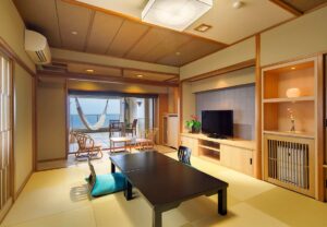 Chambre en tatami avec table basse et sièges sur le balcon