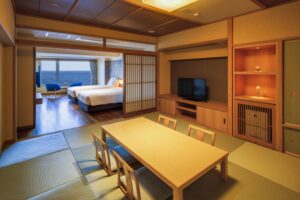 Chambre en tatami avec table basse et chaises
