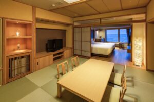 Chambre en tatami avec table basse et chaises