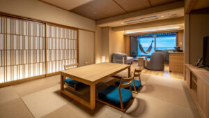Chambre en tatami avec table basse et chaises près de la fenêtre