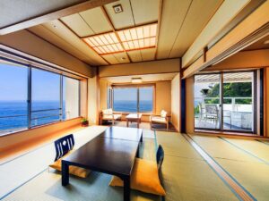 Chambre tatami avec table basse et vue sur l’océan