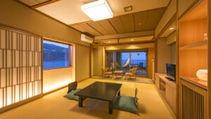 Chambre en tatami avec table basse, coussins de sol et chaises
