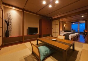 Coin salon en tatami avec table basse à côté de la chambre