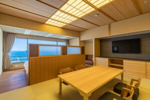 Coin salon en tatami avec table à côté de l’espace nuit