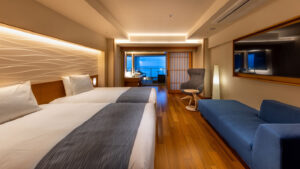 Lits jumeaux dans une chambre avec canapé et télévision